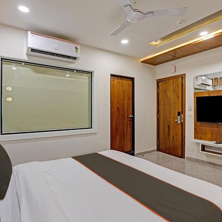 Hotel Collection O Alpha One à Ahmedabad Extérieur photo