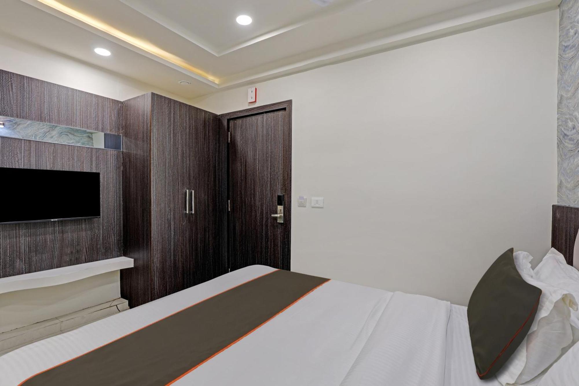 Hotel Collection O Alpha One à Ahmedabad Extérieur photo