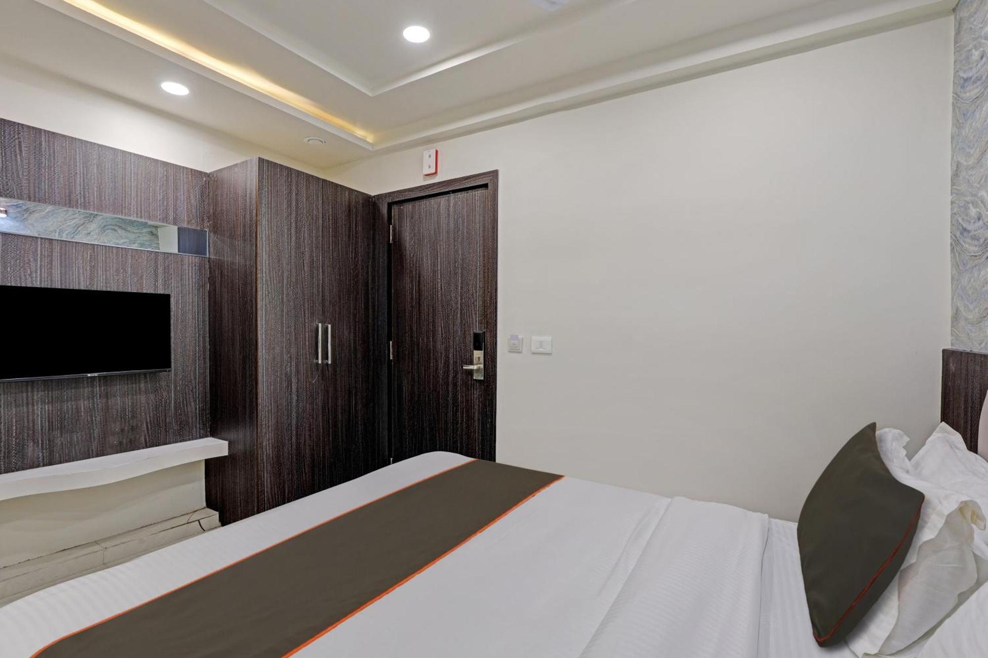 Hotel Collection O Alpha One à Ahmedabad Extérieur photo